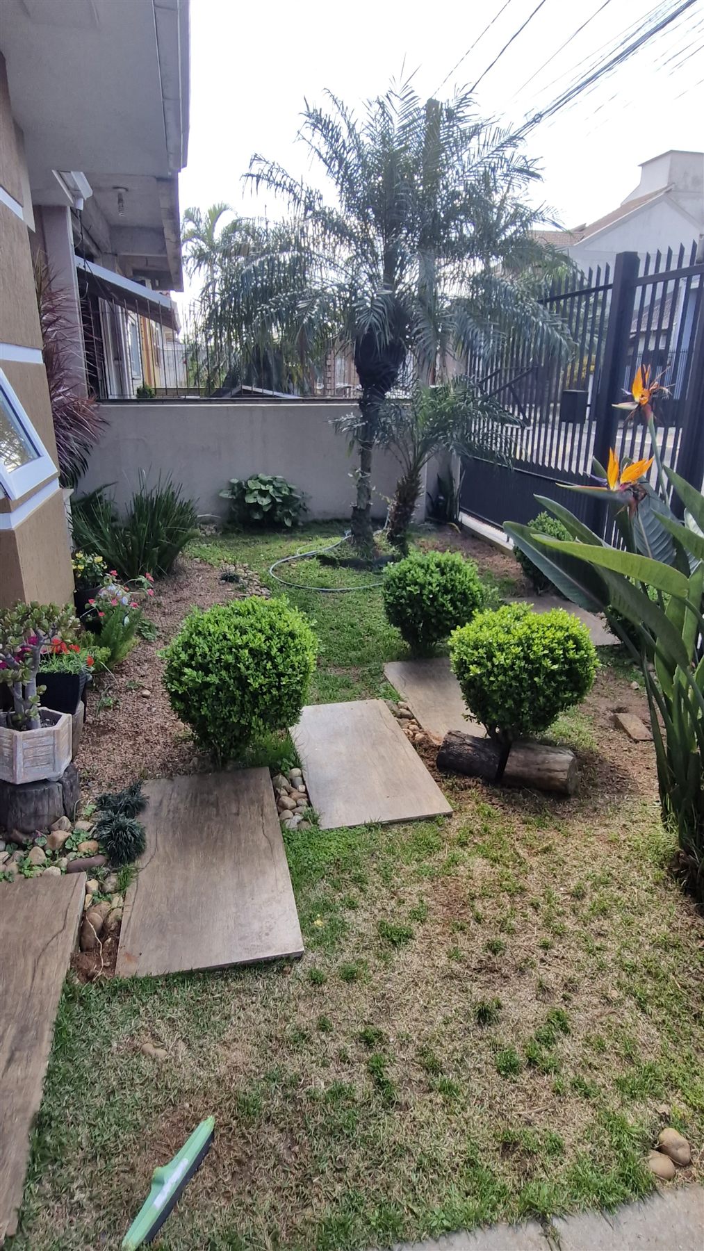 Jardim antes da revitalização, com canteiros em preparação