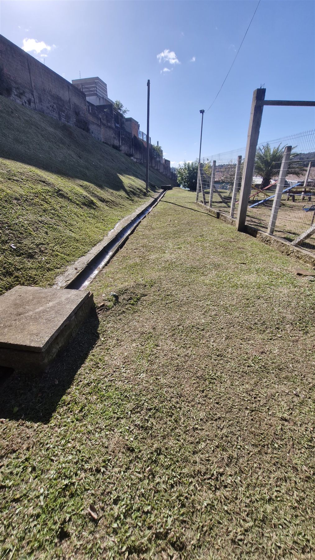 Corte de grama em área ampla
